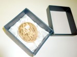 Dárkové balení - dámské vycházkové rukavičky glazé složené do keramického vlašského ořechu vyloženém saténem, celé v ozdobném papírovém kartonku