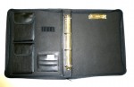 Zipová spisovka koženková formát A4 - dvě vnitřní kapsy na PDA, mechanika a klips, možnost bočního krátkého ouška na hřbetu spisovky