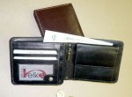 Kožená peněženka - korunovka, zaoblené rohy, sportovní provedení - světlý štep, v levé části vnitřní zápinka pro ochranu kreditek