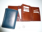 Kožená klopnová dámská peněženka,dvě vnitřní zipové kapsy, dvě otevřené vnitřní kapsičky, 10 průkrojů na karty,zadní zipová kapsa