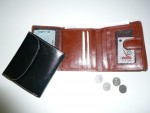 menší dámská kožená peněženkaenka  se zápinkou, kapsičky na drobné mince i papírové bankovky, 9 karet