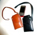 Kožené pouzdro na mobil s ouškem na karabinku (odepínací), pod klopničkou kapsa na kreditku, klopna na magnet, ve stranách guma